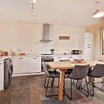 Beautiful City Centre House With Parking! Sleeps 6