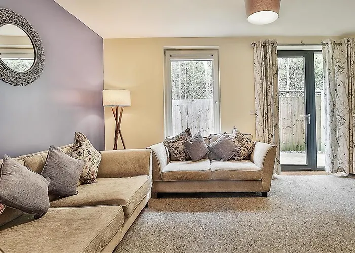 Beautiful City Centre House With Parking! Sleeps 6